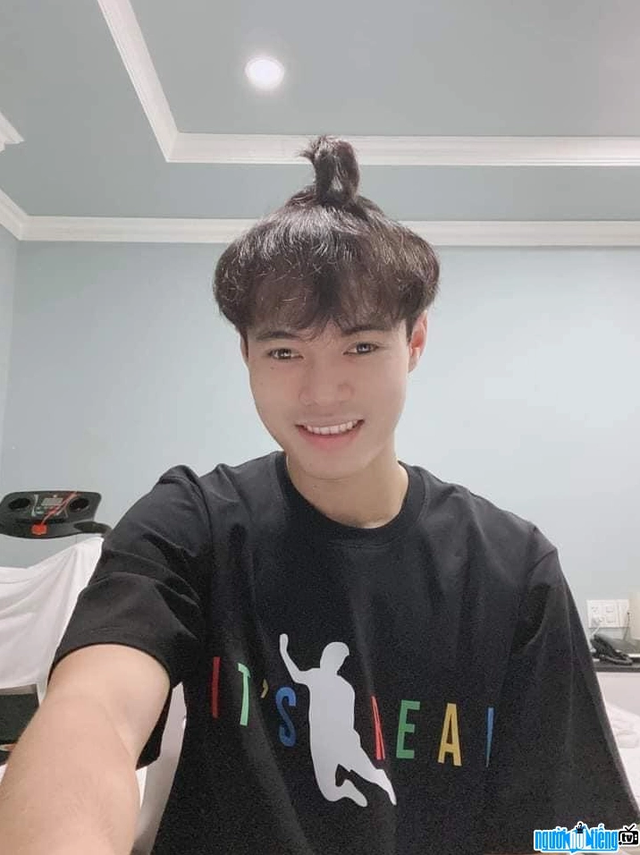Hình ảnh Hiếu LeBlanc trong một buổi stream