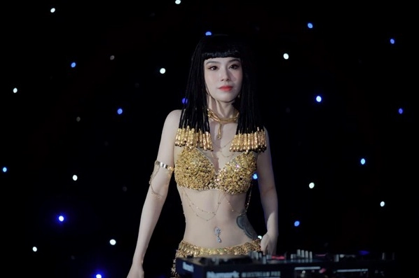 Hình ảnh Linh Miu trong trang phục đời thường