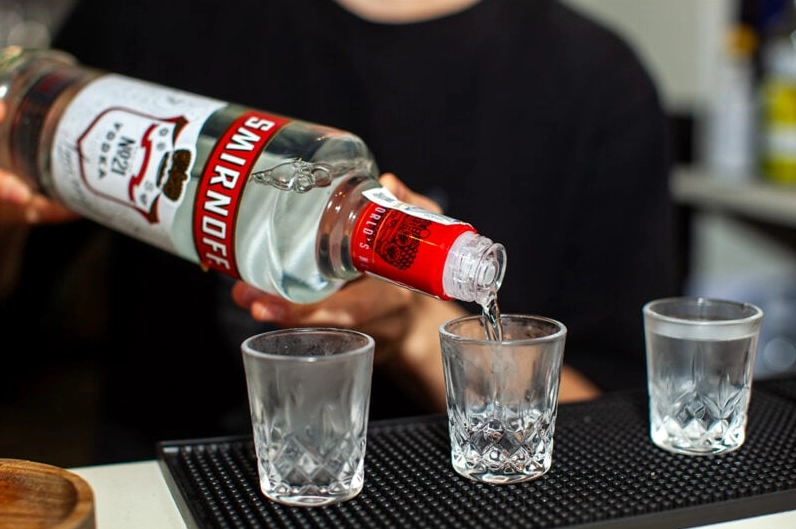 Hình ảnh minh họa về cách phân biệt rượu vodka thật giả, ám chỉ đến nhân vật Vodka trong Conan.