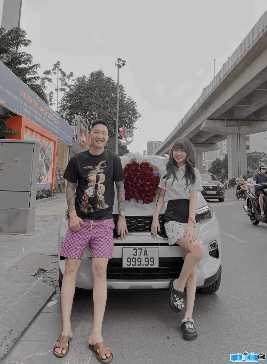 Hình ảnh tiktoker Bùi Thu Trà cùng bố Huấn Hoa Hồng