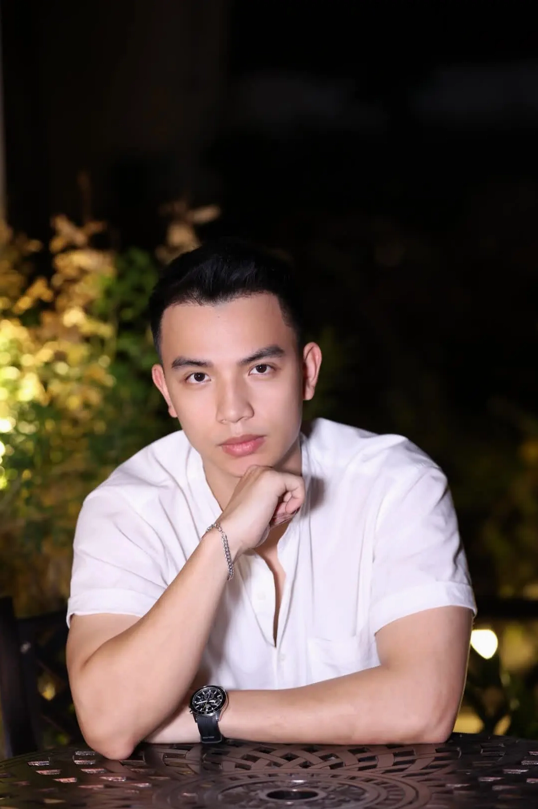 Hình ảnh Việt Hoàng trong một buổi chụp hình.