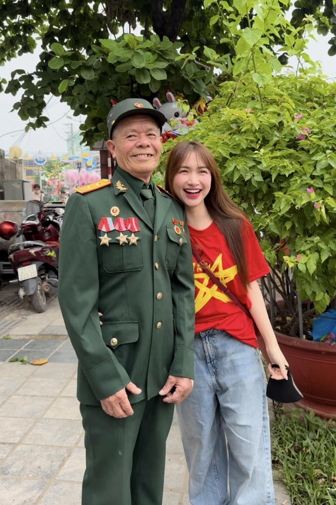 Hòa Minzy và gia đình trong thời điểm đau buồn