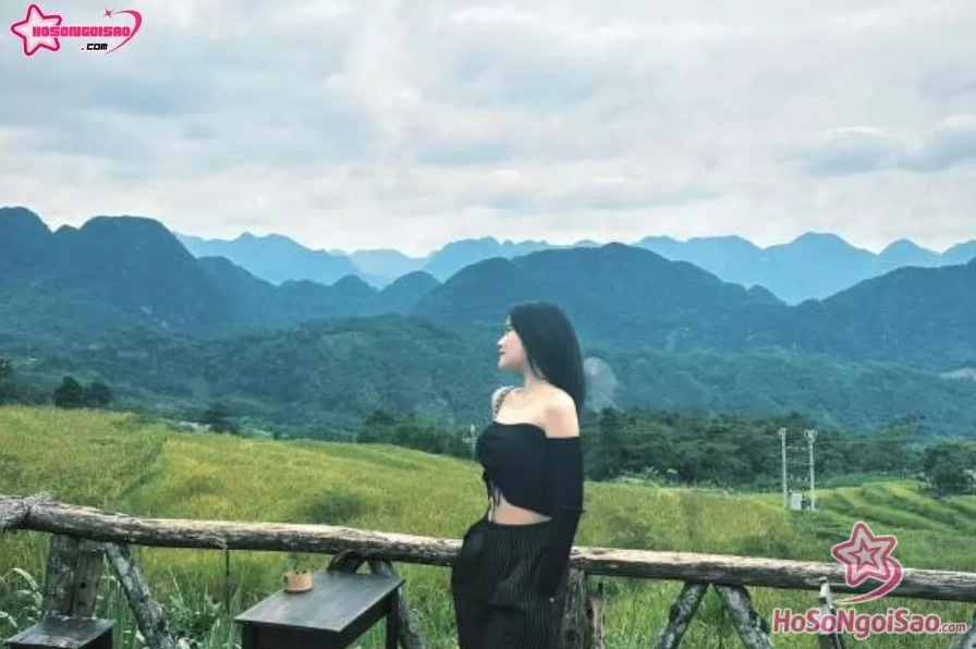 Hoàng Anh Ốc thể hiện thần thái cuốn hút