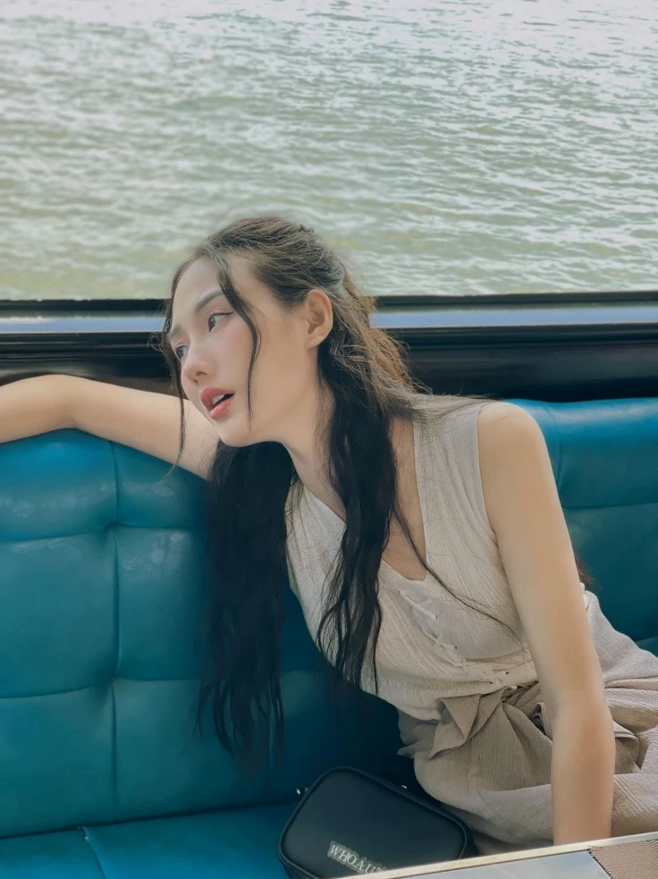 Hoàng Khánh Ly thể hiện nét duyên dáng