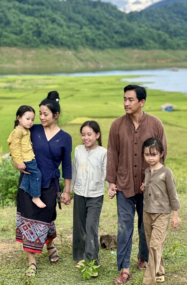Hứa Vĩ Văn với phong thái lịch lãm, cho thấy sự trẻ trung dù đã ở độ tuổi U50.