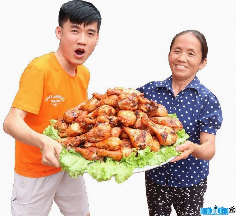 Hưng Vlog và Bà Tân Vlog nướng 100 chiếc đùi gà