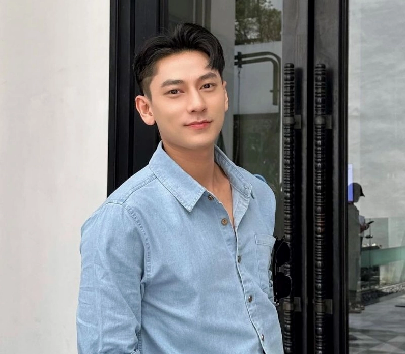 Isaac, một ca sĩ có chiều cao tương đương