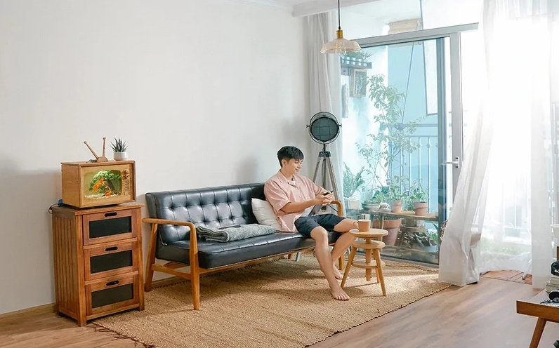 Jun Phạm biểu diễn trên sân khấu solo