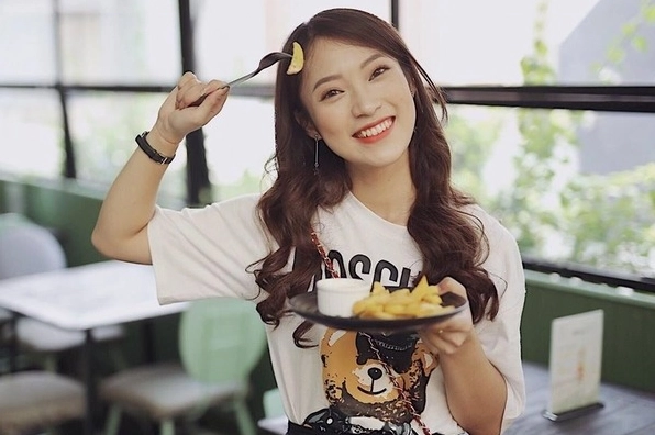 Khánh Vy sinh năm 1999 là một minh chứng cho khả năng học hỏi và phát triển bản thân