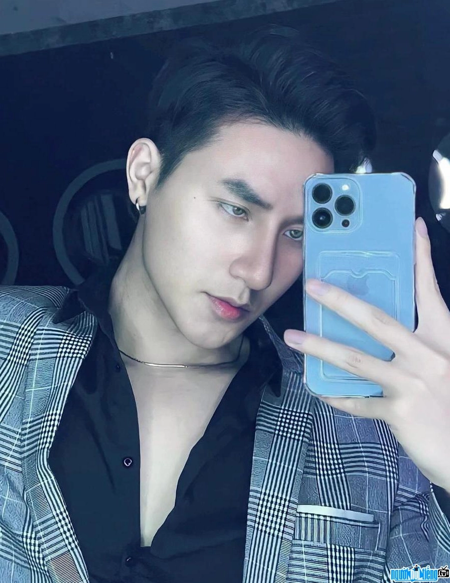 Khoa Vương cười nhẹ trong ảnh chụp