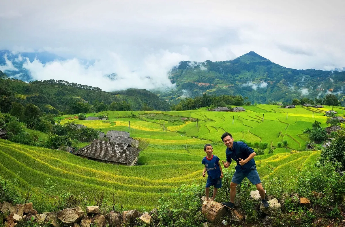 Khoai Lang Thang giao lưu với người dân địa phương