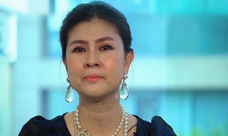 Kim Thư chăm sóc các con.