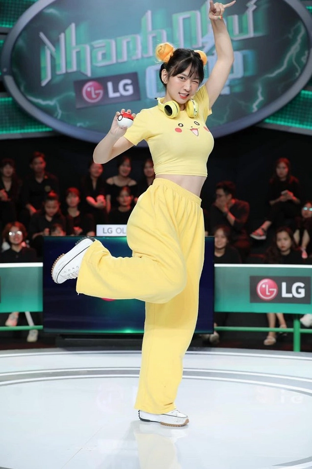 Lê Bống khoe vóc dáng.