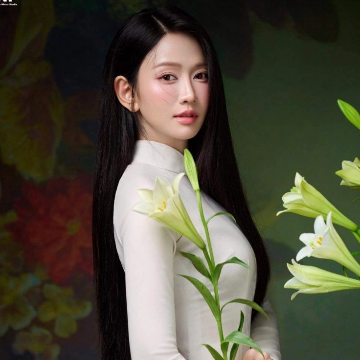 Lê Bống với phong cách quyến rũ trên mạng xã hội.
