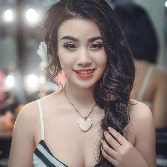 Linh Miu trong một buổi chụp hình