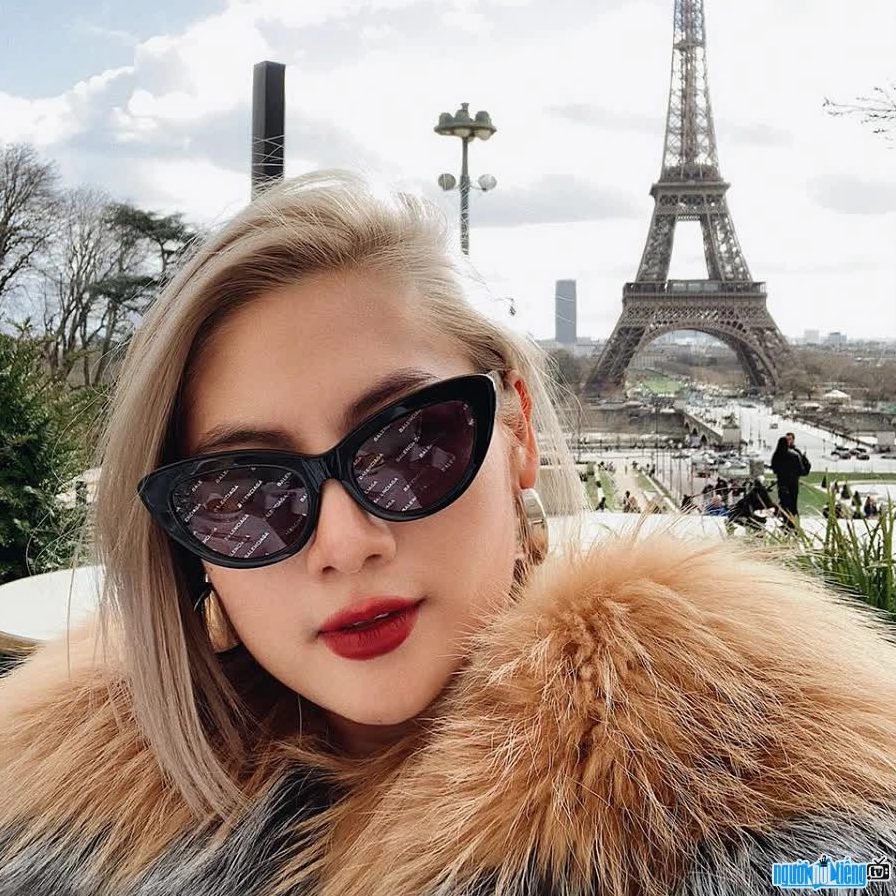 Linh Remy du lịch tại Paris với phong cách thời trang ấn tượng