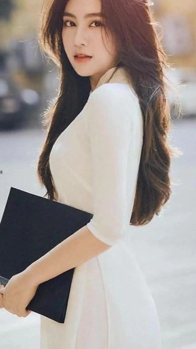 Linh Trương sở hữu vẻ đẹp cuốn hút