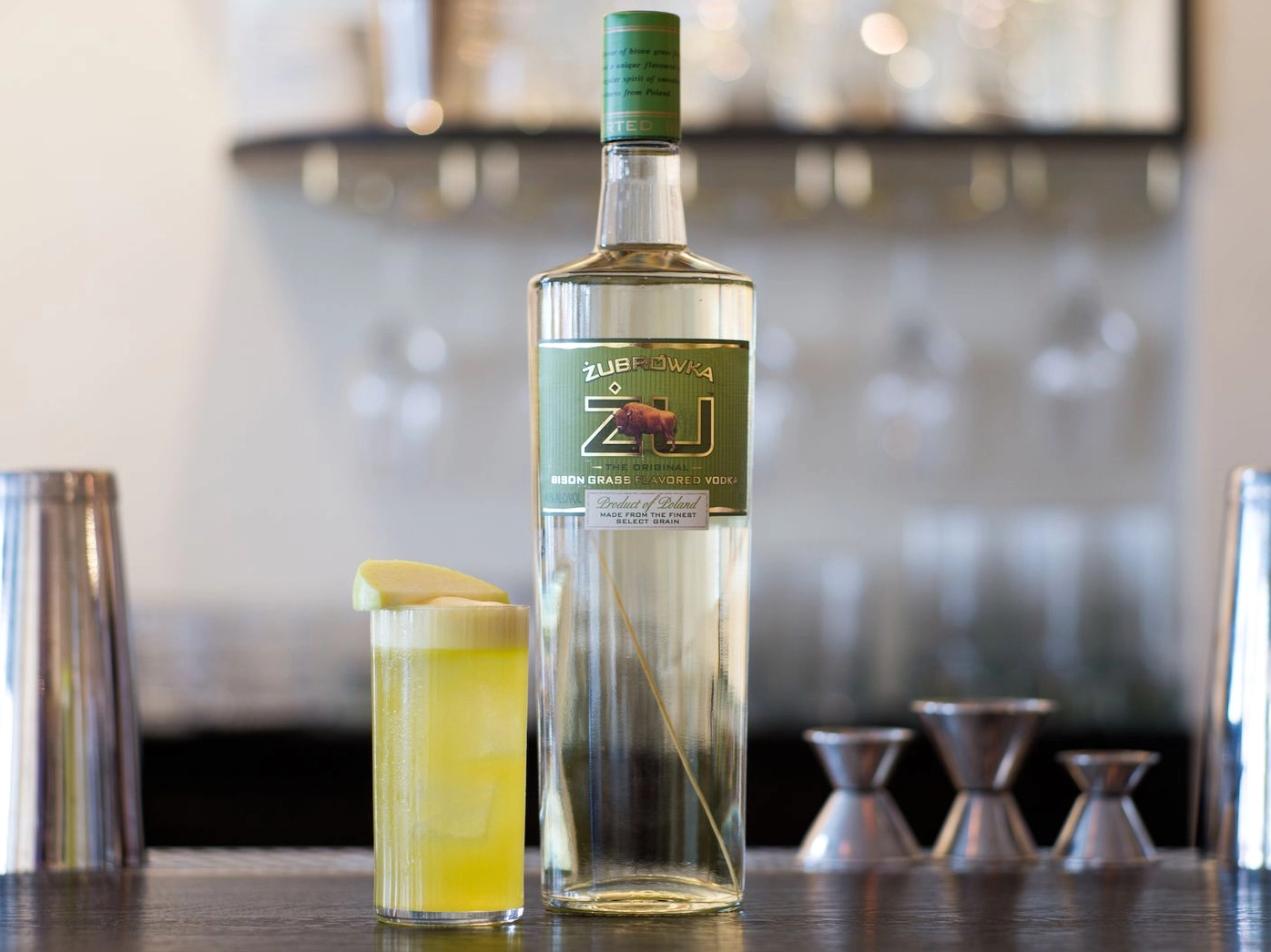 Ly cocktail vodka trên bàn, tượng trưng cho nhân vật Vodka và vai trò của anh ta trong các cuộc gặp gỡ bí mật.