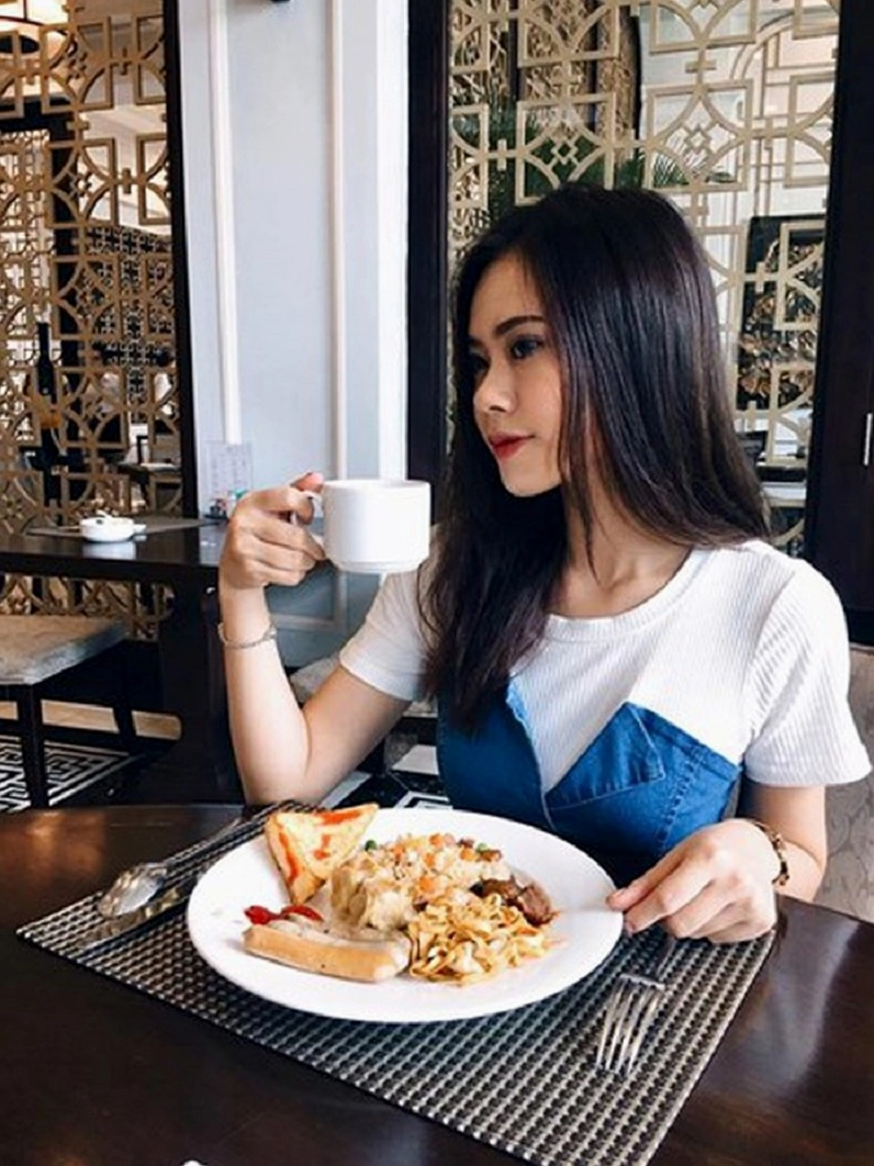 Mai Cơ trong một buổi chụp hình