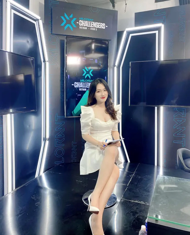 MC Linh Nắng giao lưu với người hâm mộ Valorant