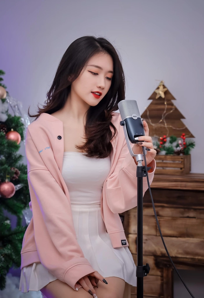MC Linh Nắng tỏa sáng trên sân khấu lớn