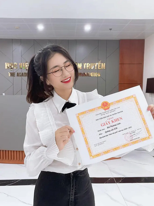 MC Linh Nắng tự tin thể hiện trên sân khấu