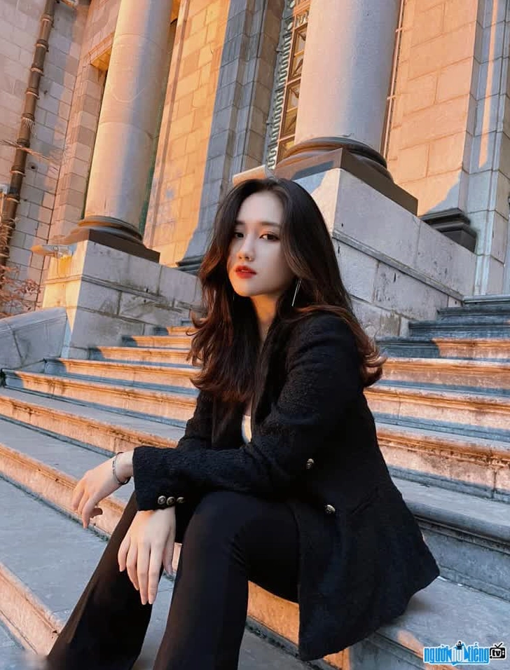 MC Linh Nắng với phong cách thời trang hiện đại