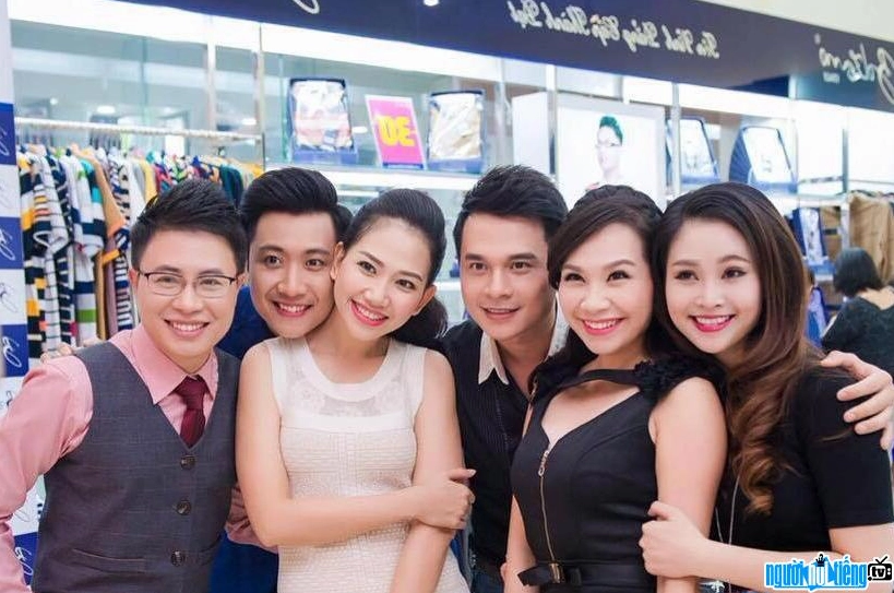 MC Mỹ Vân nhí nhảnh cùng đồng nghiệp