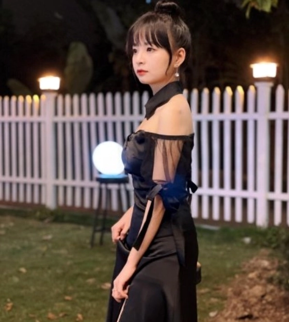 Mèo 2k4 trong một buổi livestream thu hút người xem