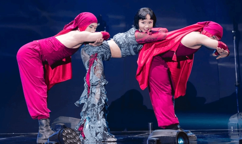 Miu Lê biểu diễn trên sân khấu