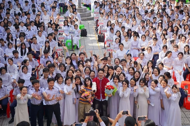 Một khoảnh khắc hậu trường của Đoàn Thế Vinh