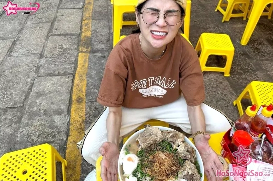 Nga Sumo thực hiện thử thách ăn uống