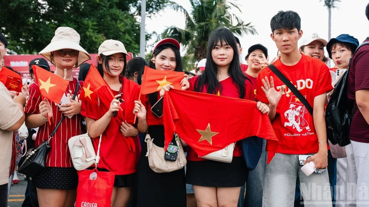 Nghệ sĩ Chí Tài biểu diễn trên sân khấu hài kịch