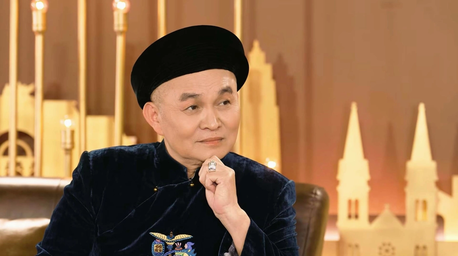Nghệ sĩ Xuân Hinh nhận giải thưởng