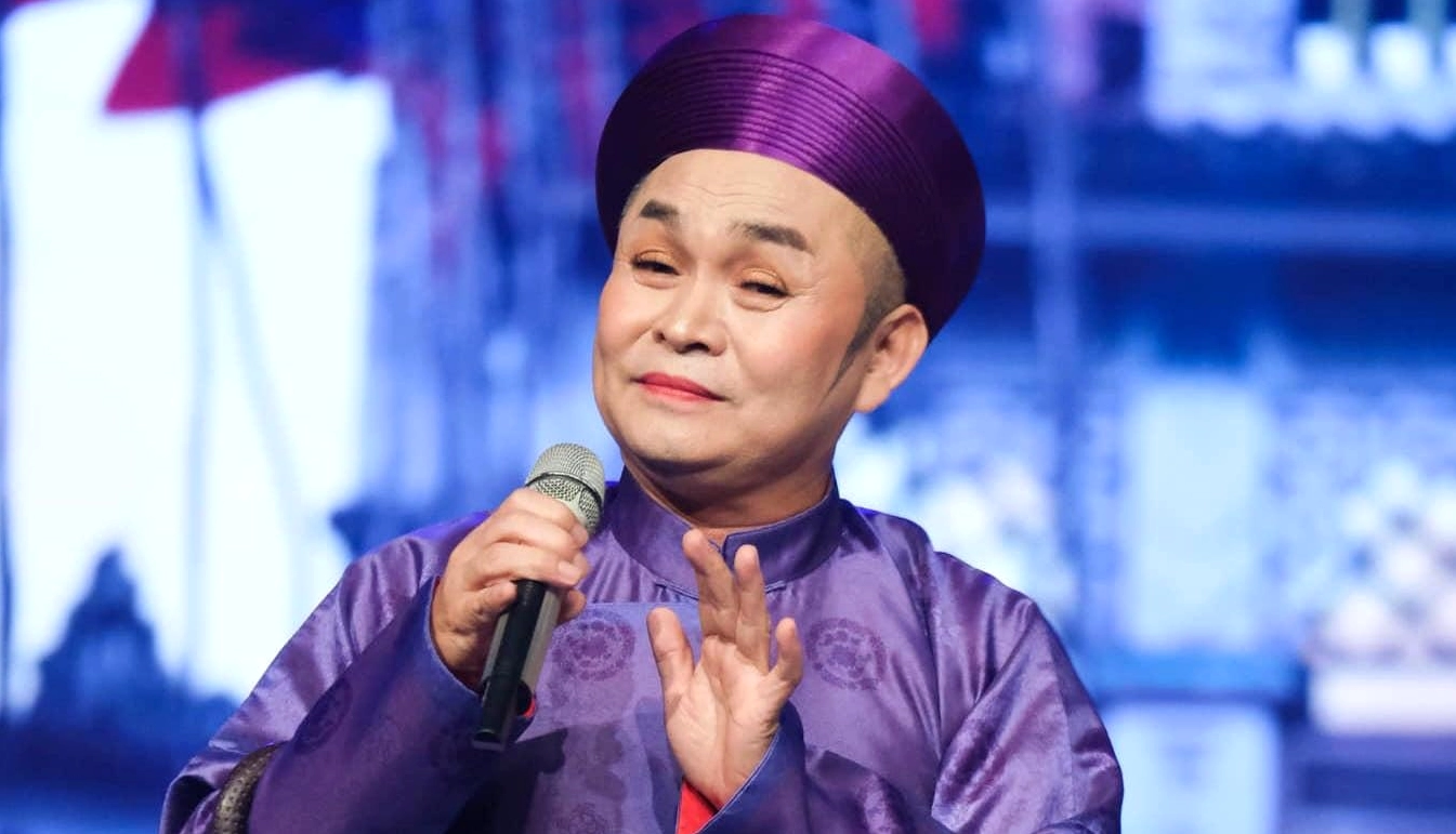 Nghệ sĩ Xuân Hinh trên sân khấu