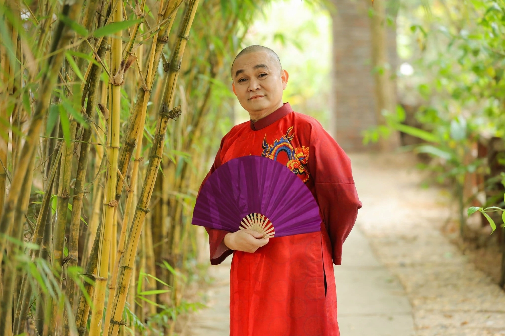 Nghệ sĩ Xuân Hinh trong trang phục biểu diễn