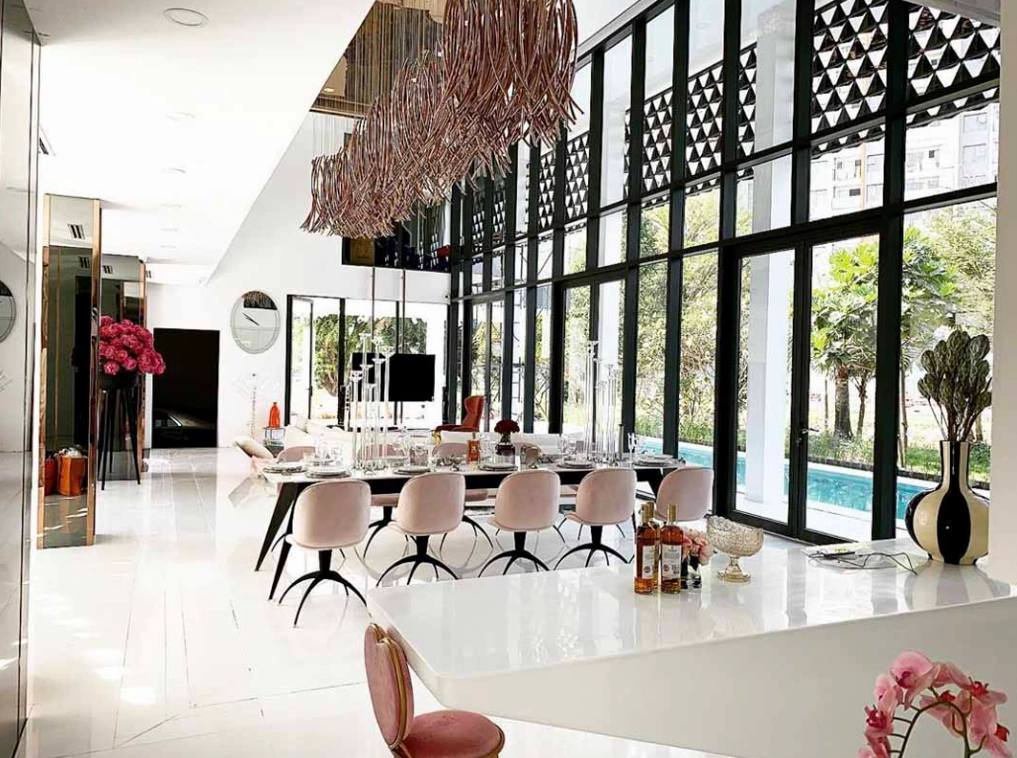 Ngọc Trinh khoe dáng trong trang phục gợi cảm