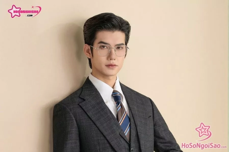 Nguyễn Đình Mạnh là ai? Thông tin nam diễn viên siêu hot trong “Lúc biết xuyên không thì đã muộn”