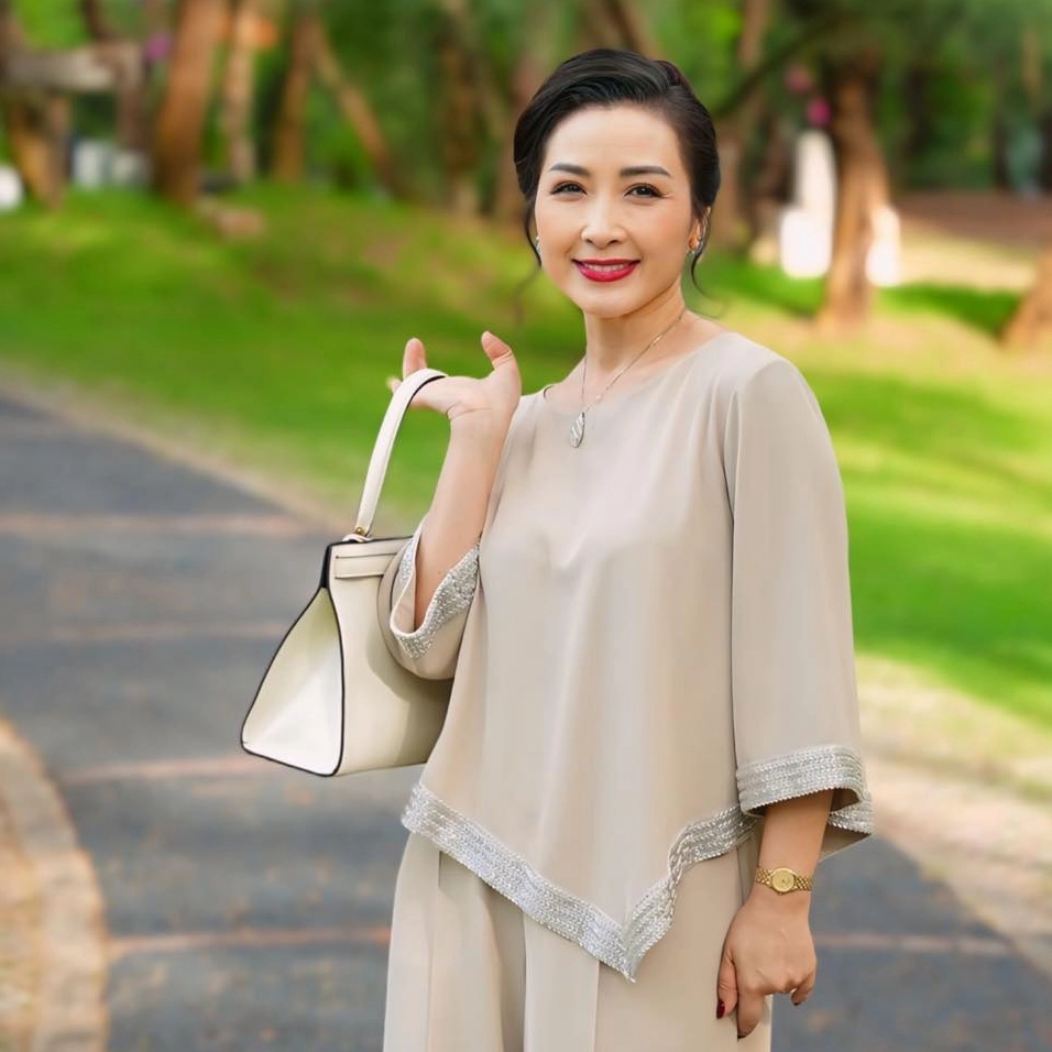 Nhan sắc mặn mà của diễn viên Khánh Huyền ở tuổi 56.