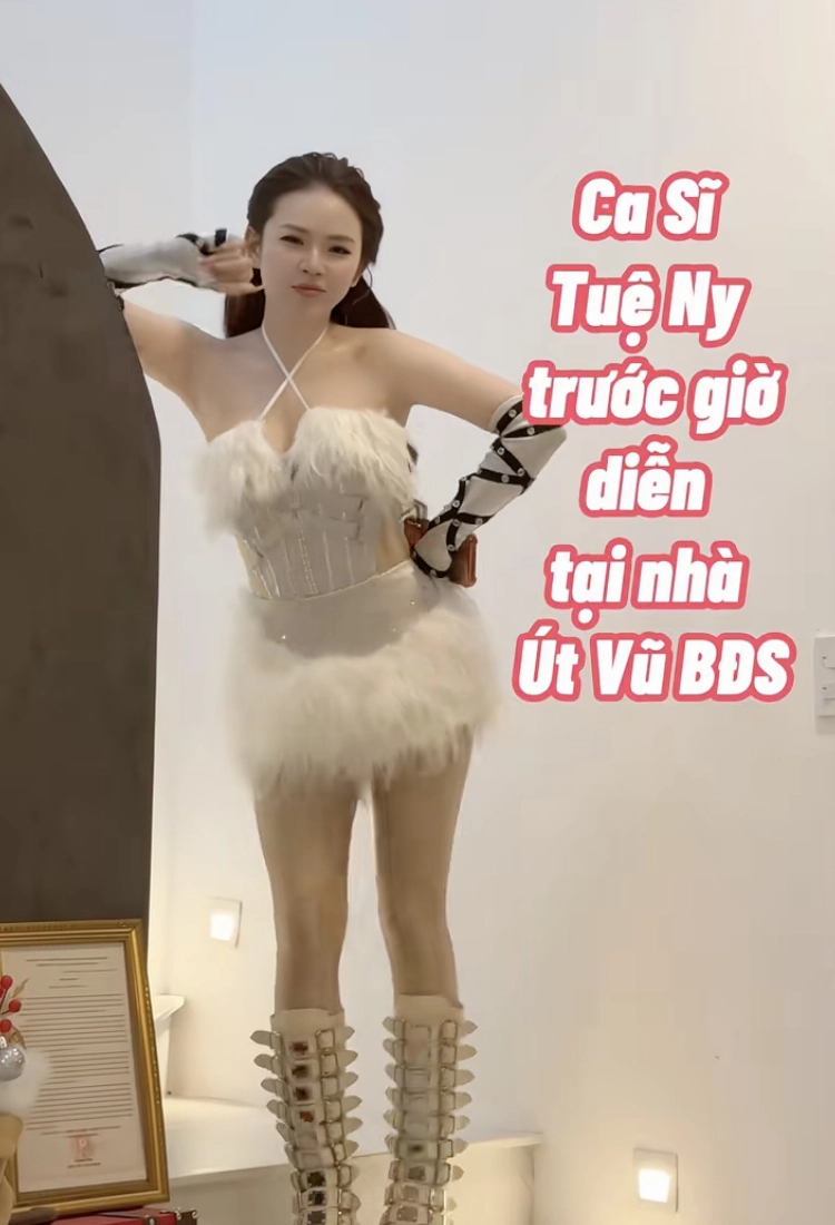 Nữ ca sĩ Tuệ Ny trong hậu trường