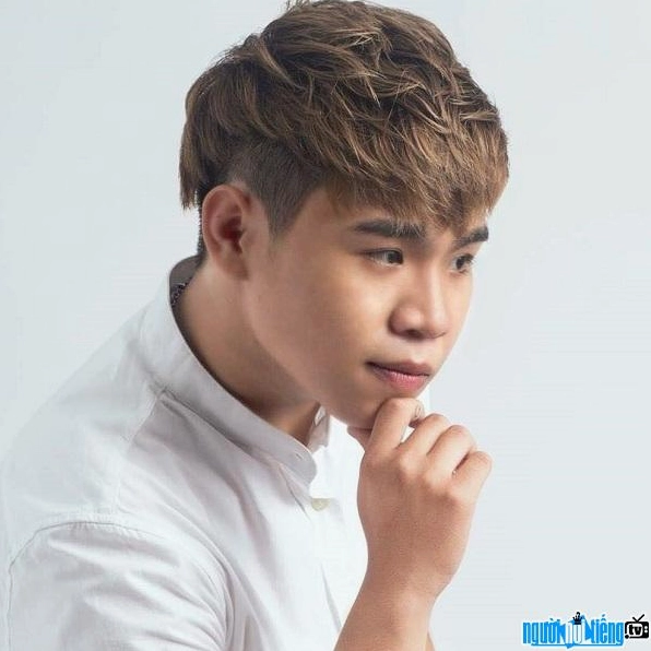 Oops Buron trong trang phục áo trắng cá tính