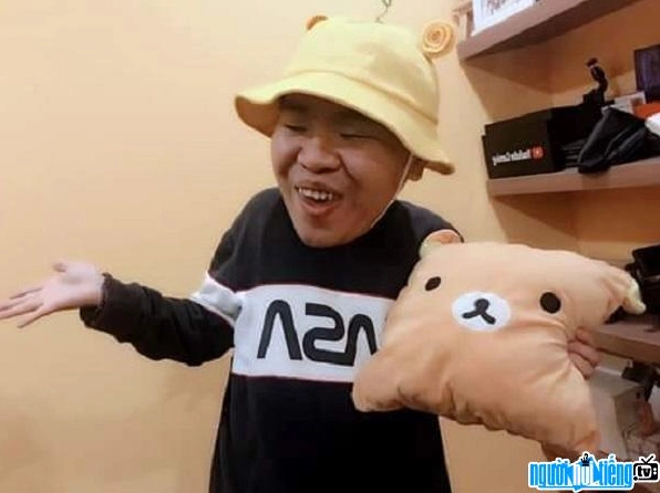 Oops Buron với biểu cảm hài hước trên sóng livestream
