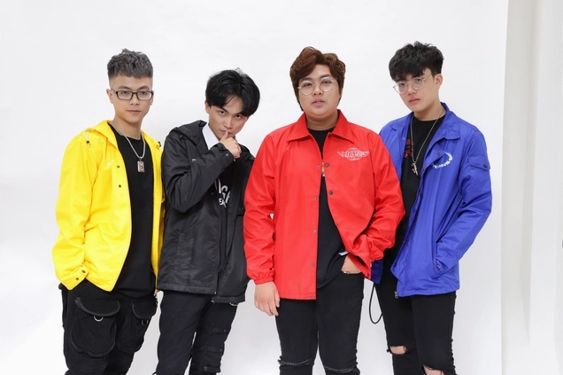 Phong Cận TV trong một buổi livestream giao lưu với khán giả