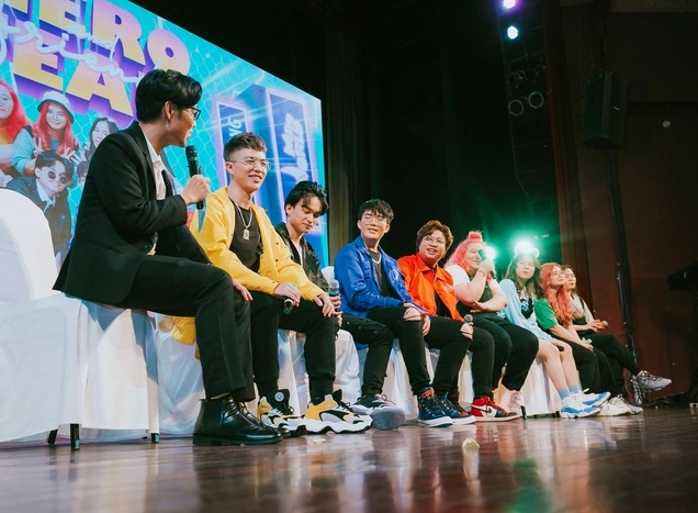 Phong Cận TV trong một buổi phỏng vấn
