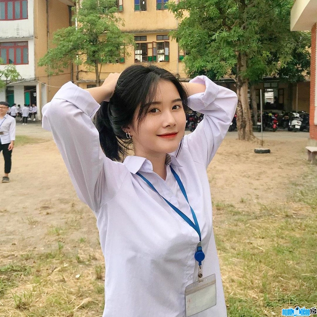 Quách Trà xinh đẹp trong bộ đồng phục học sinh