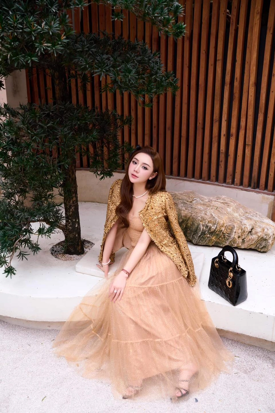 Quỳnh Kool trong một khung cảnh đẹp.