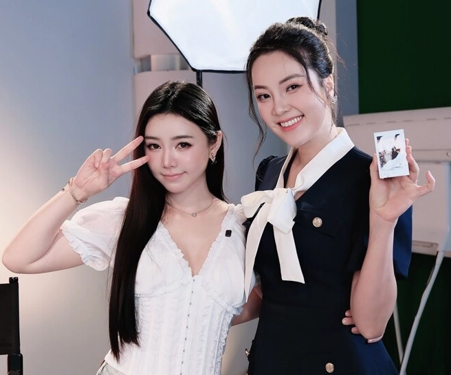 Quỳnh Kool và MC Thụy Vân trong chương trình Sao Check.