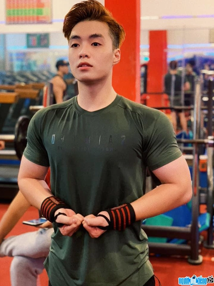 Rapper Negav hăng say tập thể hình