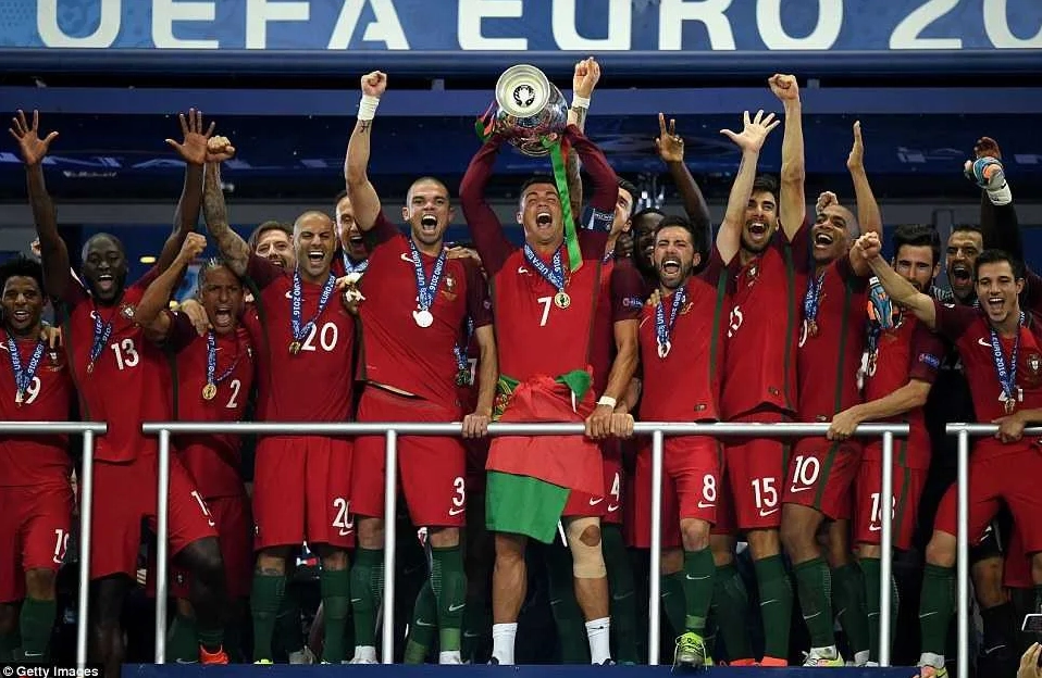 Ronaldo cùng đội tuyển Bồ Đào Nha ăn mừng chức vô địch EURO 2016