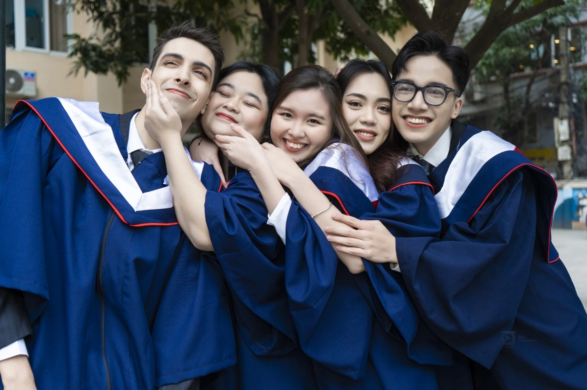 Rufino Aybar và bạn bè tại Học viện Ngoại giao